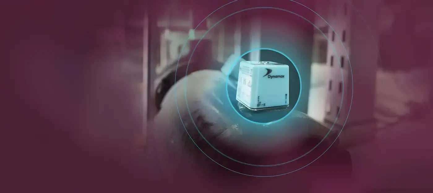 Sensor de vibração e temperatura Dynamox instalado em motor, com ondas de sinal